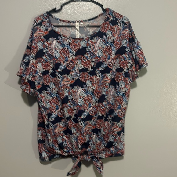 NY Collection Woman short sleeved blouse. Size 1X. Red, white, blue. Front tie. - Picture 1 of 9
